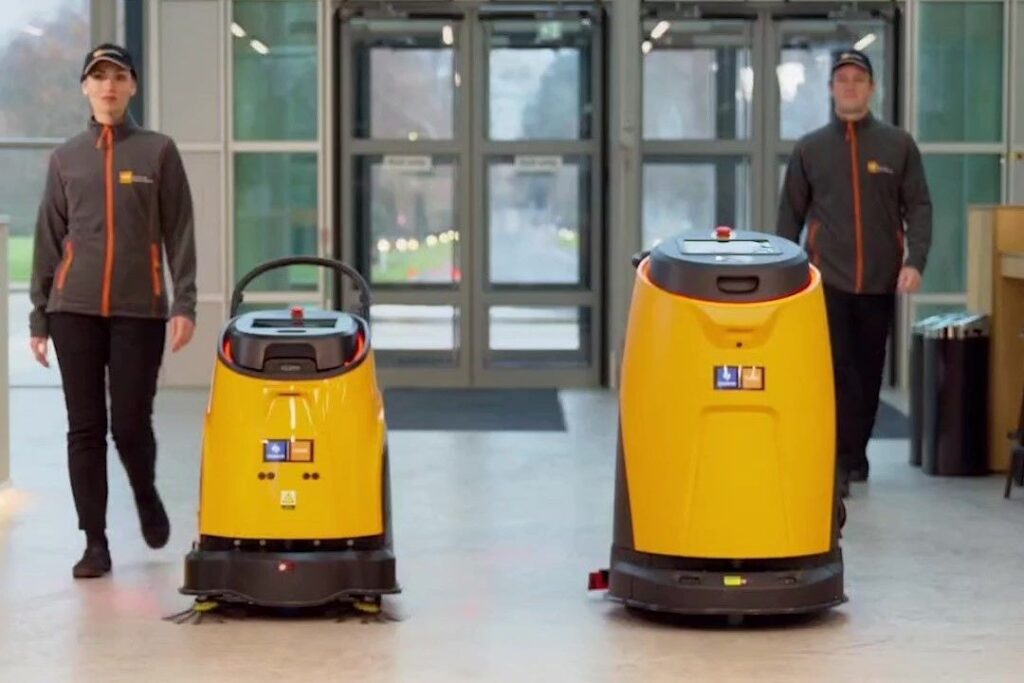 TASKI Ecobot 40 i Ecobot 50 u holu objekta sa osobljem