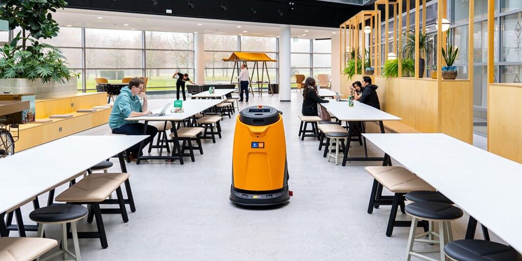 TASKI Ecobot robot pere pod u kantini dok gosti sjede za stolovima